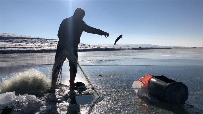 Buz tutan Çıldır Gölü'nde ailecek Eskimo usulü balık avı -7
