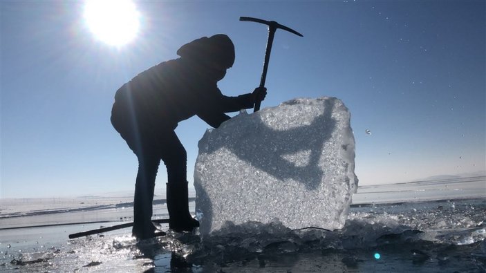 Buz tutan Çıldır Gölü'nde ailecek Eskimo usulü balık avı -4