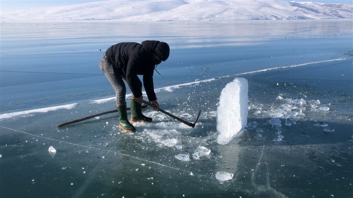 Buz tutan Çıldır Gölü'nde ailecek Eskimo usulü balık avı -1