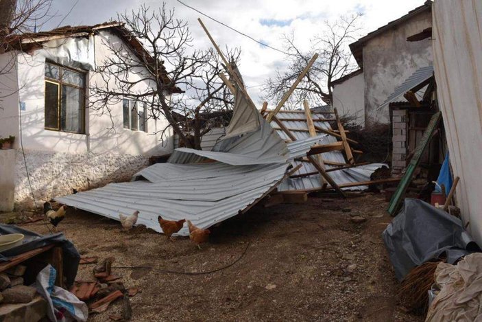 Şarköy’de fırtına çatıları uçurdu, ağaçları devirdi -7