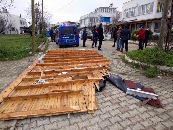 Şarköy’de fırtına çatıları uçurdu, ağaçları devirdi -2