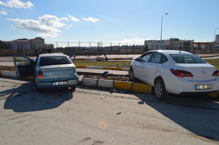 Adıyaman’da iki otomobil çarpıştı: 3 yaralı -3