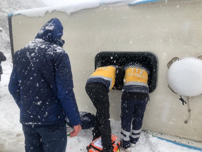 Zonguldak’ta yolcu otobüsü devrildi; yaralılar var (1) -3