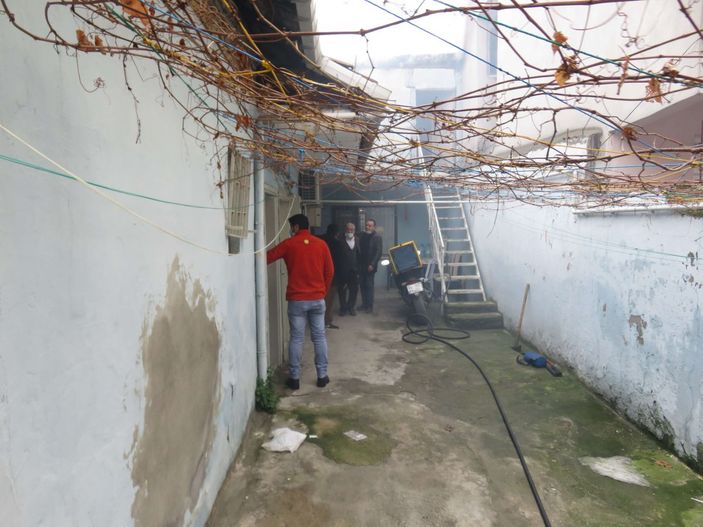 Kadıköy'de yangın; Yürüme engelli kişiyi komşuları dışarı çıkardı -1