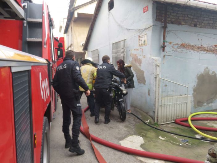 Kadıköy'de yangın; Yürüme engelli kişiyi komşuları dışarı çıkardı -5