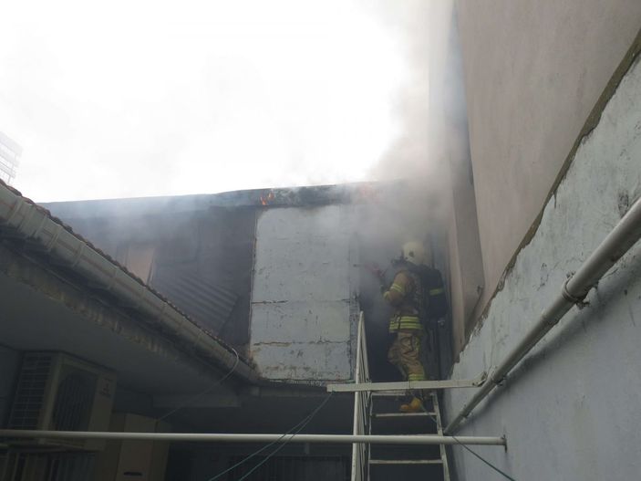 Kadıköy'de yangın; Yürüme engelli kişiyi komşuları dışarı çıkardı -3