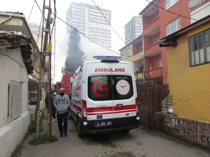 Kadıköy'de yangın; Yürüme engelli kişiyi komşuları dışarı çıkardı -6
