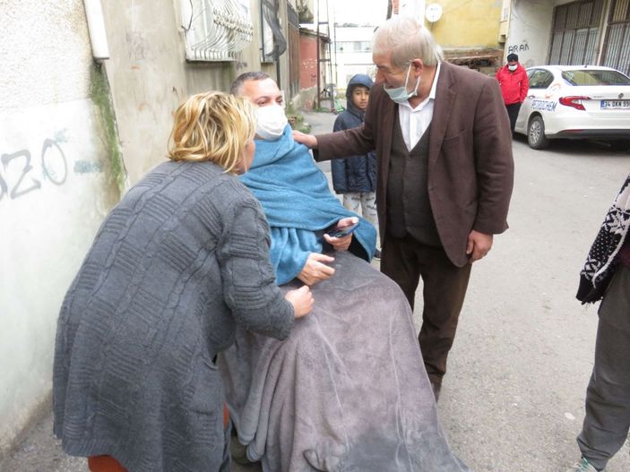 Kadıköy'de yangın; Yürüme engelli kişiyi komşuları dışarı çıkardı -8