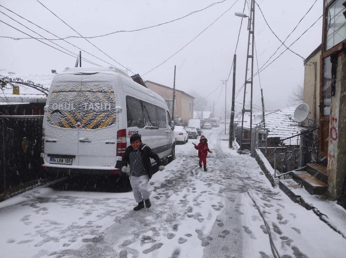 İstanbul'da kar yağışı; Sarıyer'de çocuklar kar topu oynadı -1