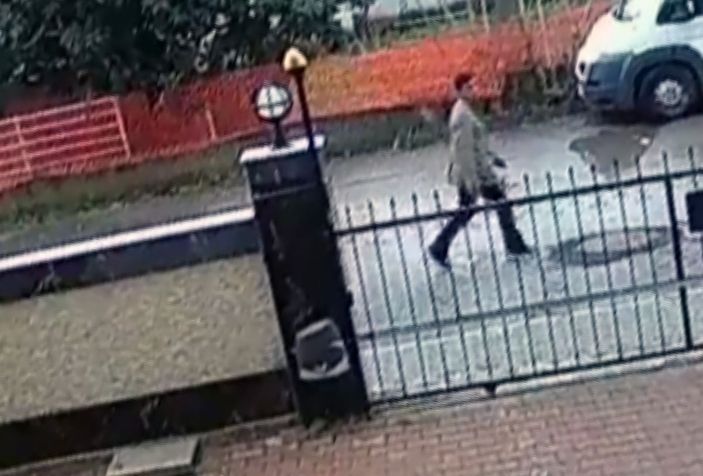 Maskesiz keşif yaptı, ardından maske takıp balkondaki masayı çaldı -1