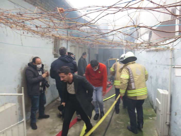 Kadıköy'de yangın; Yürüme engelli kişiyi komşuları dışarı çıkardı -4