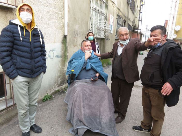 Kadıköy'de yangın; Yürüme engelli kişiyi komşuları dışarı çıkardı -7