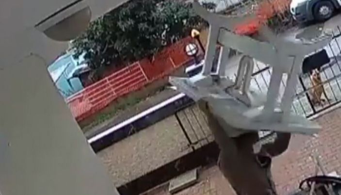 Maskesiz keşif yaptı, ardından maske takıp balkondaki masayı çaldı -3