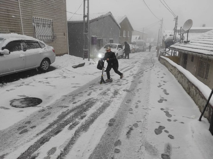 İstanbul'da kar yağışı; Sarıyer'de çocuklar kar topu oynadı -4