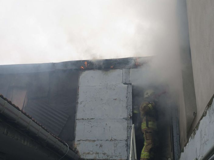 Kadıköy'de yangın; Yürüme engelli kişiyi komşuları dışarı çıkardı -2