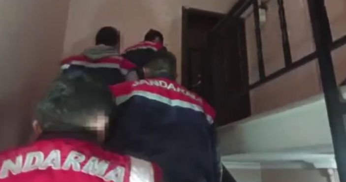 Avcılar'da uyuşturucu serasına dönüştürülen terasa baskın kamerada -1