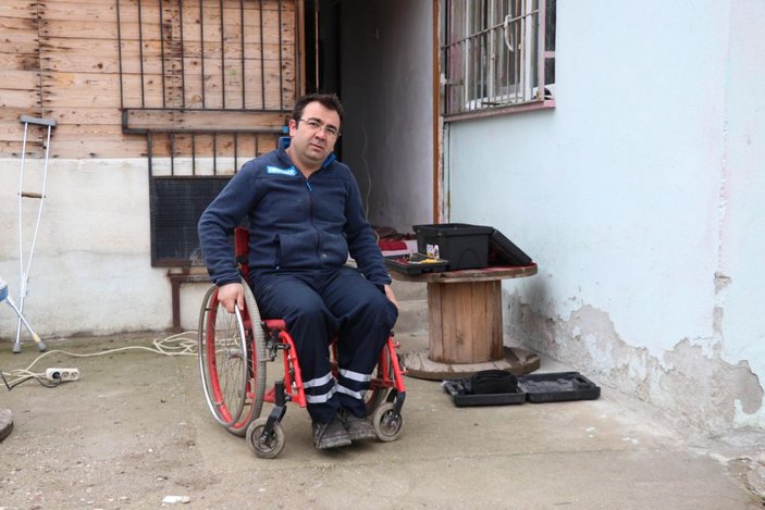 Bozuk tekerlekli sandalyeleri ihtiyaç sahipleri için onarıp hediye ediyor -5
