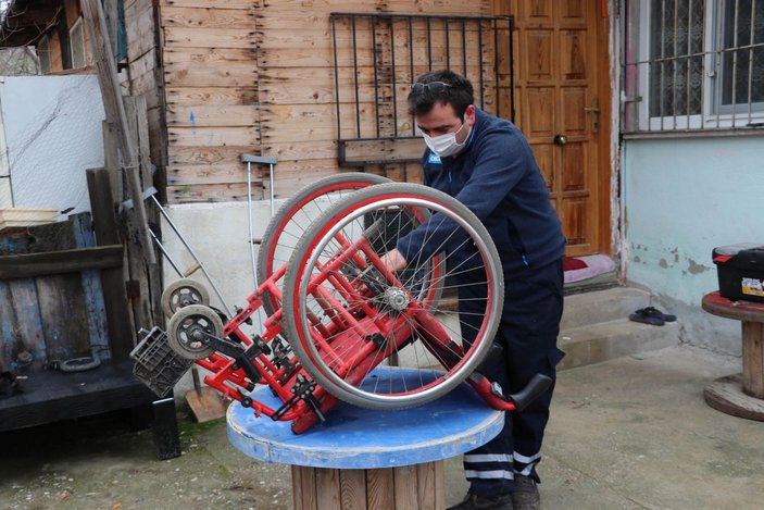 Bozuk tekerlekli sandalyeleri ihtiyaç sahipleri için onarıp hediye ediyor -7