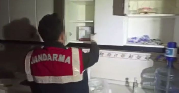 Avcılar'da uyuşturucu serasına dönüştürülen terasa baskın kamerada -2