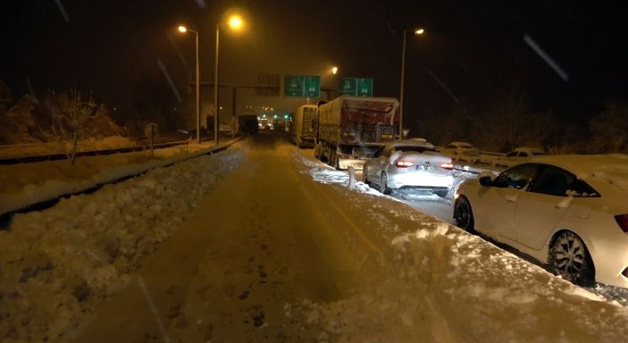 Düzce'de, TEM yolu İstanbul yönü ulaşıma kapandı  -2
