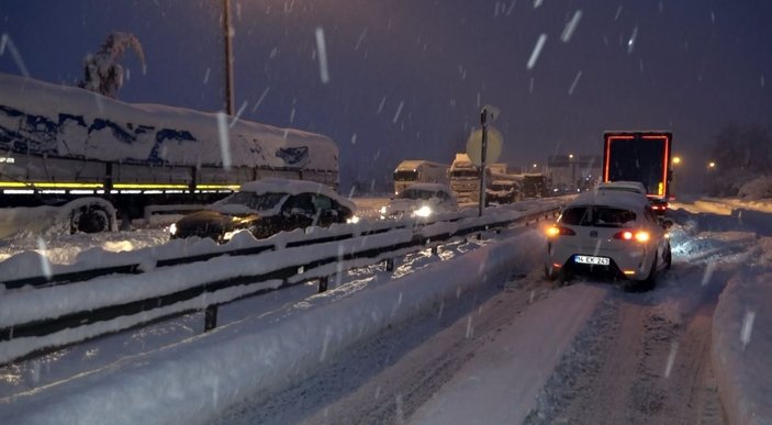 Düzce'de, TEM yolu İstanbul yönü ulaşıma kapandı  -3