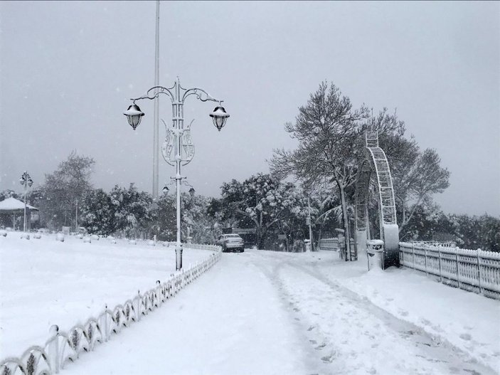 İstanbul’da kar etkisini artırdı, Çamlıca Tepesi’nde kar kalınlığı 20 santime ulaştı -4