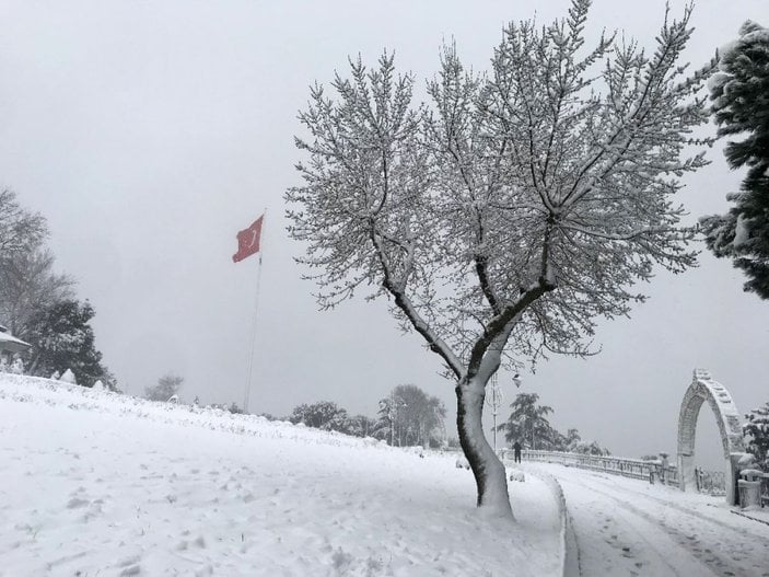 İstanbul’da kar etkisini artırdı, Çamlıca Tepesi’nde kar kalınlığı 20 santime ulaştı -6