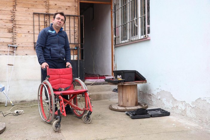 Bozuk tekerlekli sandalyeleri ihtiyaç sahipleri için onarıp hediye ediyor -2