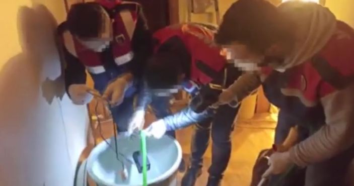 Avcılar'da uyuşturucu serasına dönüştürülen terasa baskın kamerada -9