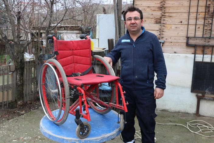 Bozuk tekerlekli sandalyeleri ihtiyaç sahipleri için onarıp hediye ediyor -6