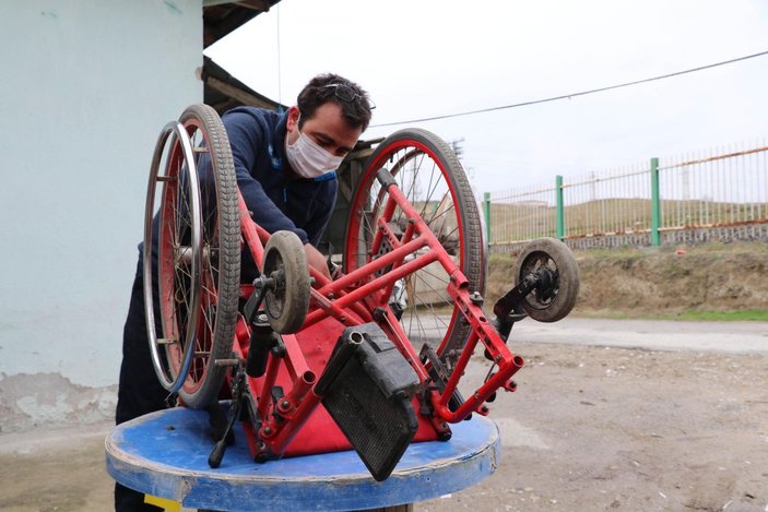 Bozuk tekerlekli sandalyeleri ihtiyaç sahipleri için onarıp hediye ediyor -1