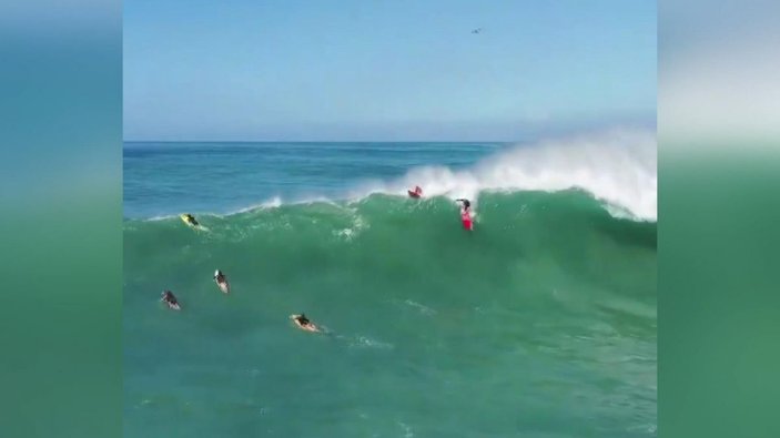 Havai'de sörfçüler dev dalgalara meydan okudu -3