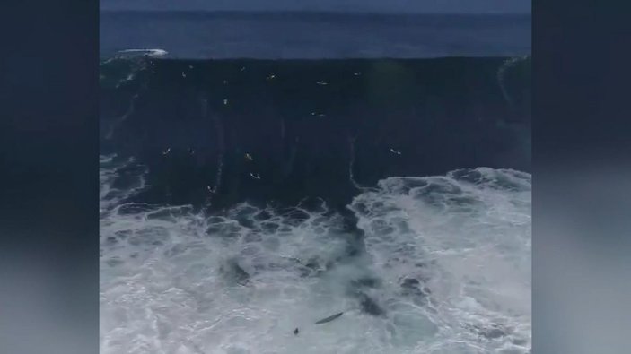 Havai'de sörfçüler dev dalgalara meydan okudu -2