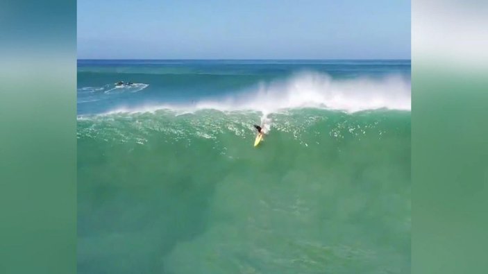 Havai'de sörfçüler dev dalgalara meydan okudu -1