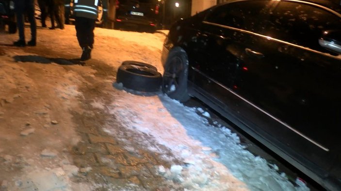 Kağıthane'de buzlu yolda uçuruma düşmek üzere olan araç kurtarıldı