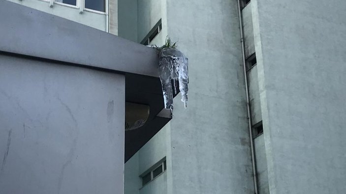 Şişli'de binadan üzerine buz sarkıtı düşen kişi yaralandı -7