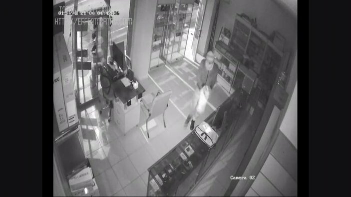 Şırnak'ta hırsızlık anı kamerada; üniversitelinin tezi olan bilgisayarı da çaldılar -4