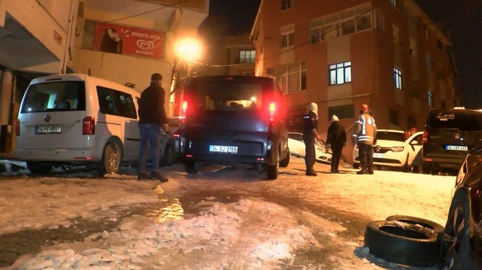 Kağıthane'de buzlu yolda uçuruma düşmek üzere olan araç kurtarıldı