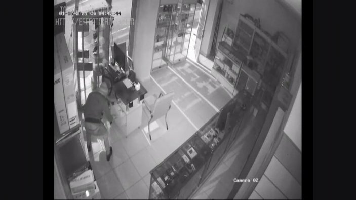 Şırnak'ta hırsızlık anı kamerada; üniversitelinin tezi olan bilgisayarı da çaldılar -2