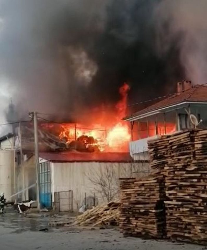 Denizli'de atölyede yangın: Yüzbinlerce liralık zarar oluştu