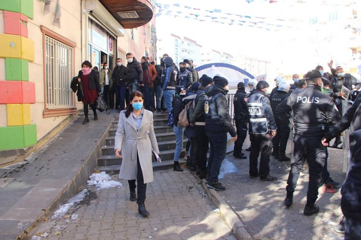 HDP'li milletvekili evlat nöbetindeki ailelere zafer işareti yaptı, gerginlik yaşandı -8
