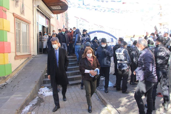 HDP'li milletvekili evlat nöbetindeki ailelere zafer işareti yaptı, gerginlik yaşandı -7