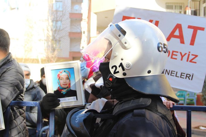 HDP'li milletvekili evlat nöbetindeki ailelere zafer işareti yaptı, gerginlik yaşandı -3