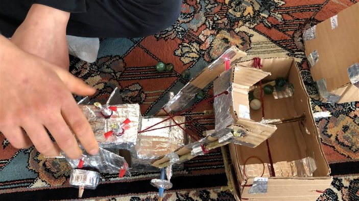 Pandemide evde kalan Berat, atık malzemelerden oyuncak yaptı -8