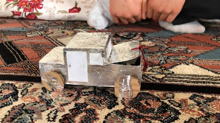 Pandemide evde kalan Berat, atık malzemelerden oyuncak yaptı -10