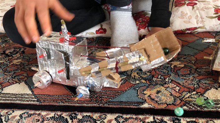 Pandemide evde kalan Berat, atık malzemelerden oyuncak yaptı -6