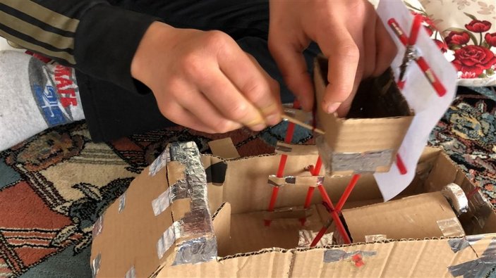 Pandemide evde kalan Berat, atık malzemelerden oyuncak yaptı -9