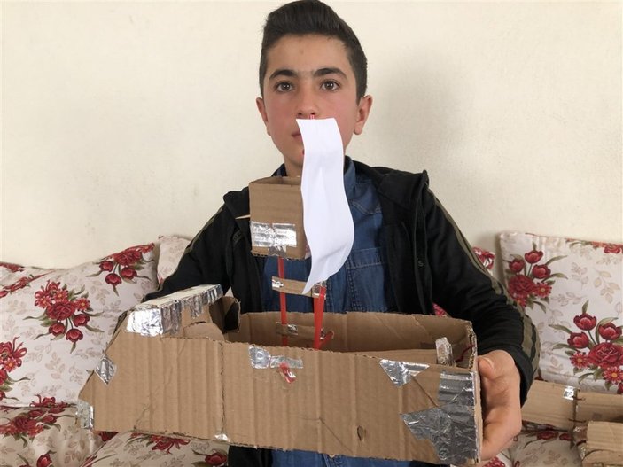 Pandemide evde kalan Berat, atık malzemelerden oyuncak yaptı -4