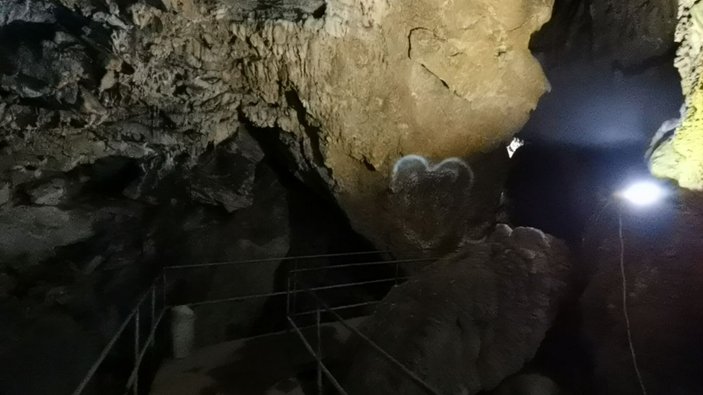 Bursa'da 3 milyon yıllık mağaranın duvarlarını yazılarla kirlettiler
