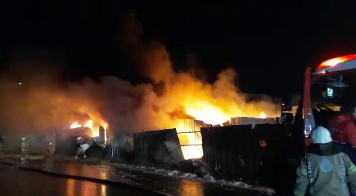 Ümraniye'de geri dönüşüm tesisinde yangın